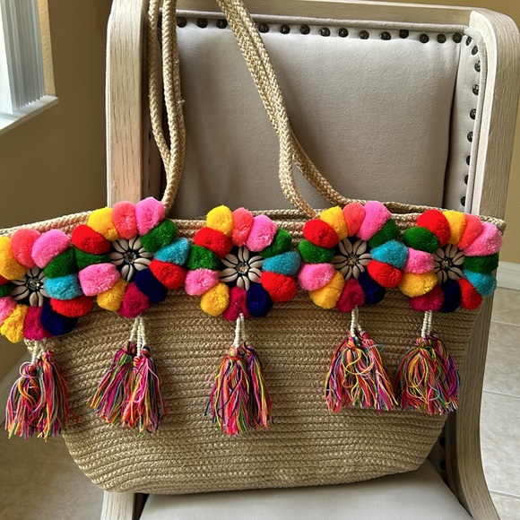 EMBELLISHED TOTE DONE W/ VIBRANT STUNNING COLORS  SEASHELLS & TASSELED POM POMS, - Picture 6 of 7